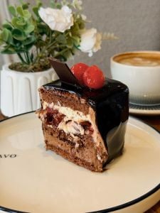 Vişne Çikolatalı Dilim Pasta