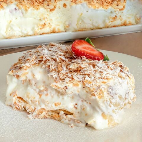 Kremalı Çilekli Milföy Pasta