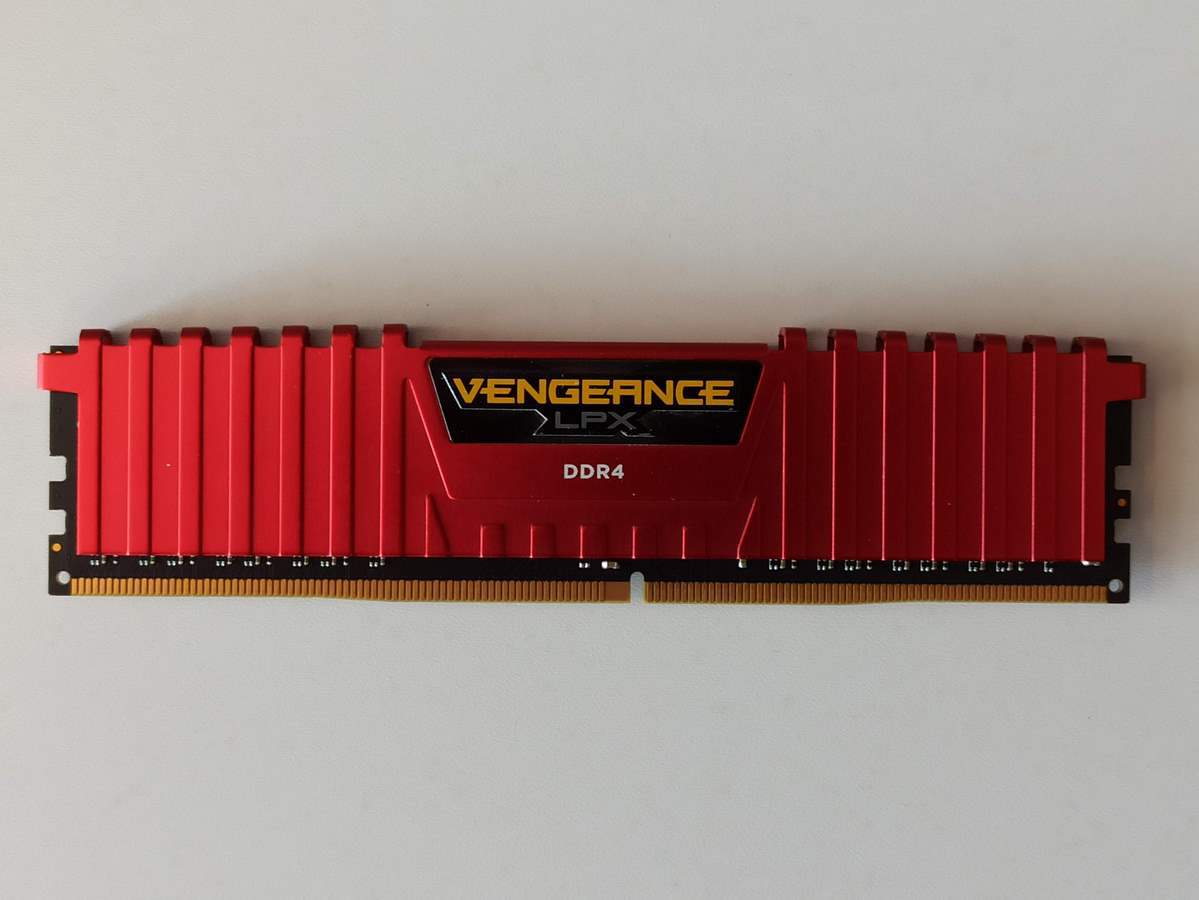 Corsair Cmk8Gx4M1A2400C14R 8Gb Ddr4 2400 Mhz Cl14 Vengeance Kırmızı Lpx Soğutuculu Dimm Bellek