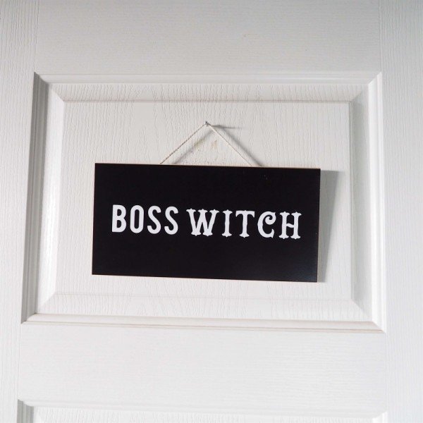 Boss Witch Kapı Tabelası