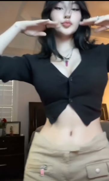 E-Girl Düğmeli Crop