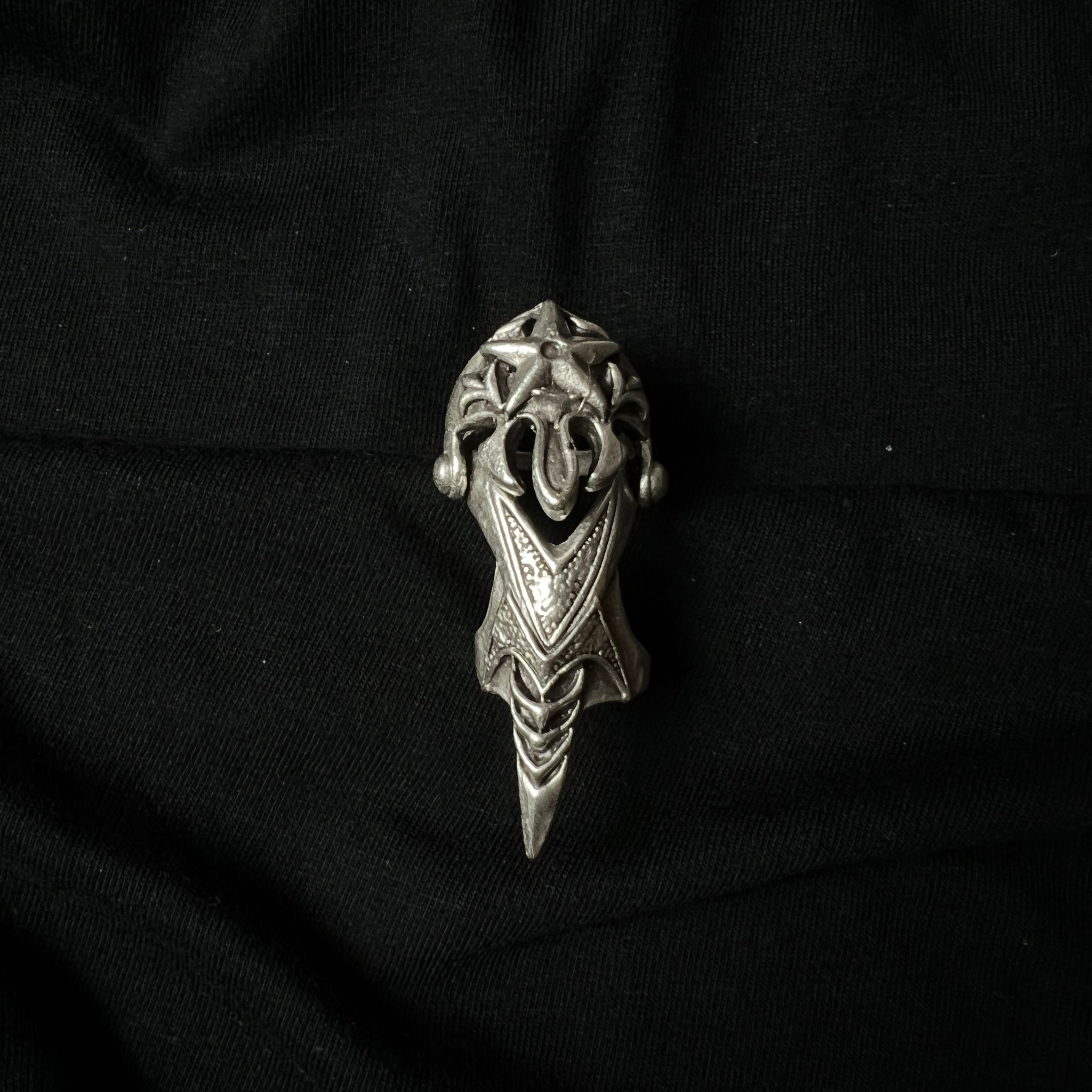 Gotik Yıldız Dil Çıkaran Şövalye Eklem Yüzüğü