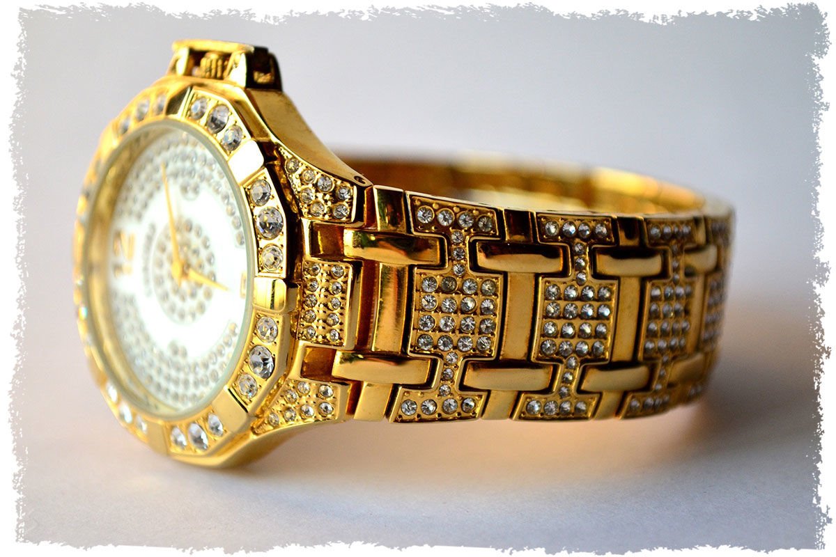 Hangi kol saatleri mücevherlerle süslüdür?