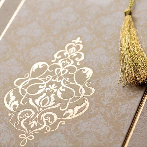 Düğün Davetiyesi İkw-30456 | Krem Renk Kabartma Çerçeveli Cepli Zarflı Gold Püsküllü Lüks Davetiye