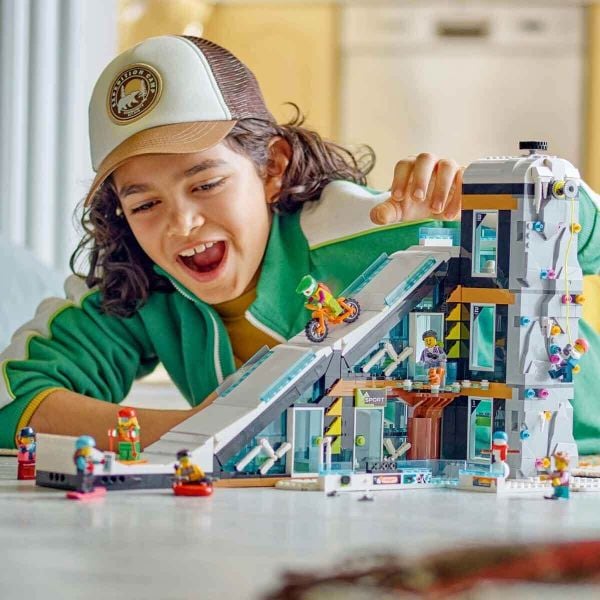 LEGO City Kayak ve Dağcılık Merkezi Yapım Oyuncak Seti LCT-60366