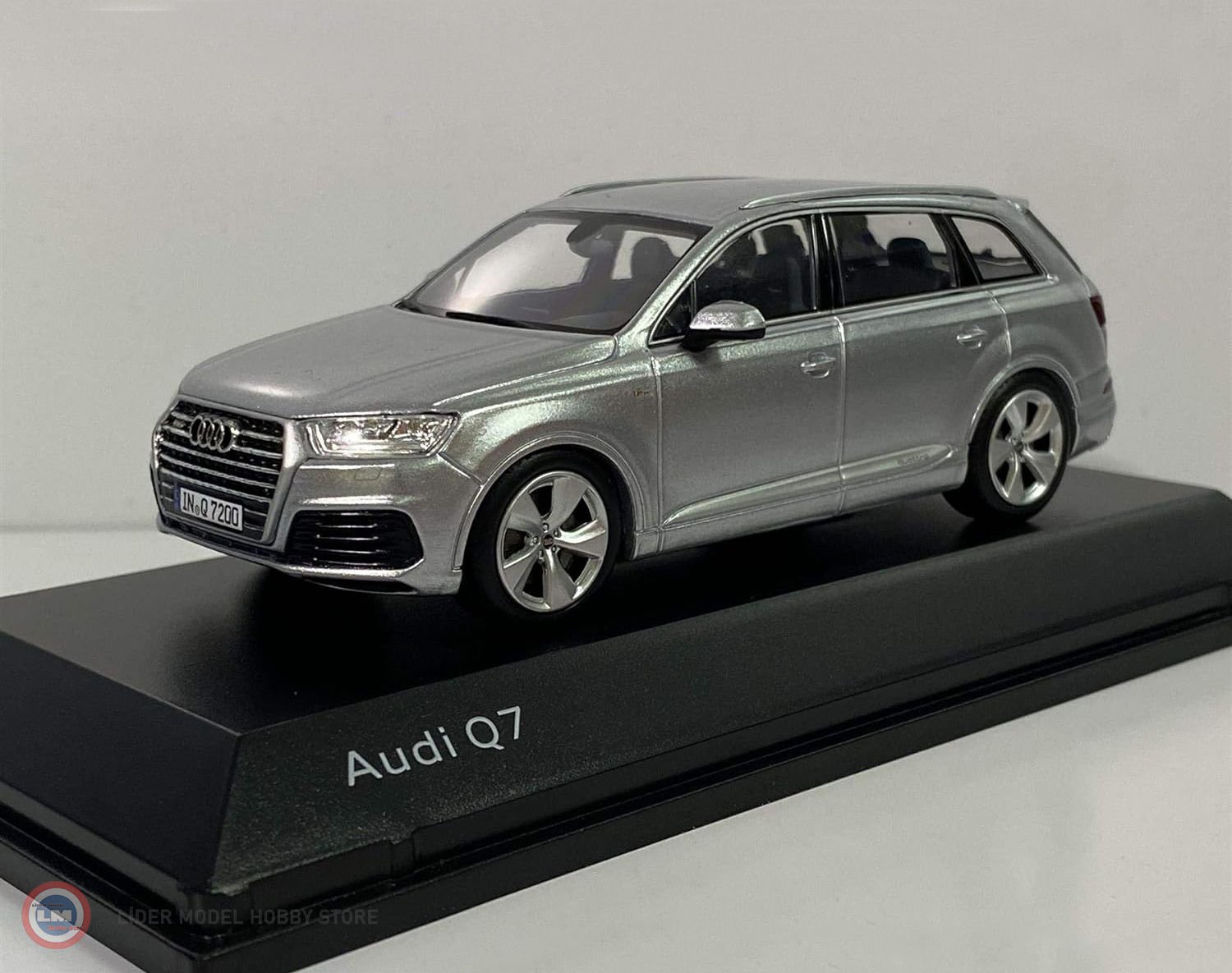 1:43 2015 Audi Q7 Gümüş
