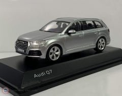 1:43 2015 Audi Q7 Gümüş