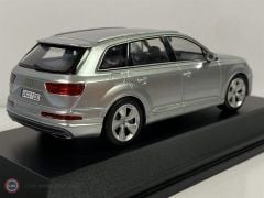 1:43 2015 Audi Q7 Gümüş