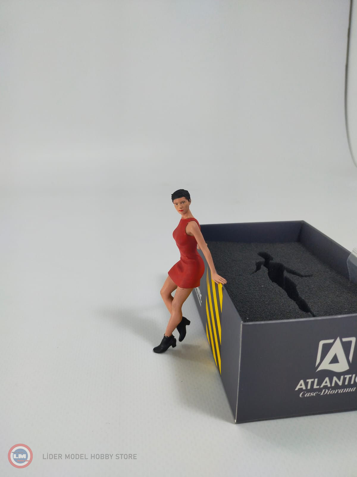 1:18 Atlantic Diorama Kırmızı Elbiseli Yaslanan Kadın Figürü