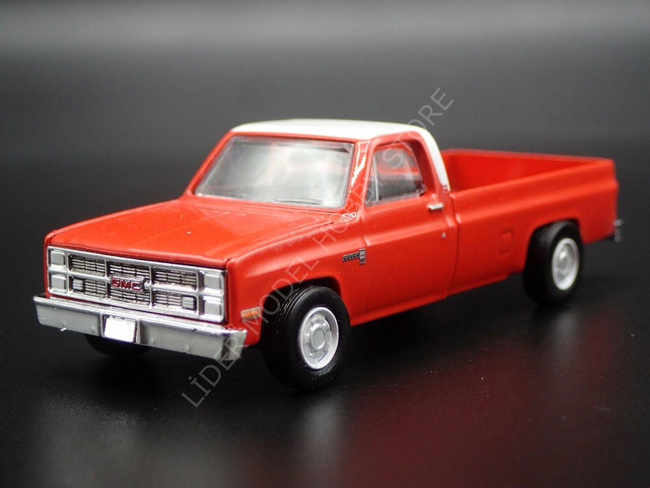 1:64 1984 GMC Sierra 2500 Pickup