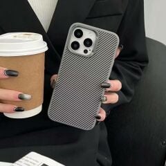 iPhone 15 Pro Max Kılıf Magsafe Şarj Özellikli Karbon Fiber Görünümlü Troy Kapak