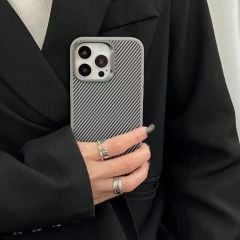 iPhone 15 Pro Max Kılıf Magsafe Şarj Özellikli Karbon Fiber Görünümlü Troy Kapak