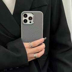 iPhone 15 Pro Max Kılıf Magsafe Şarj Özellikli Karbon Fiber Görünümlü Troy Kapak