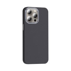iPhone 15 Pro Max Kılıf Kablosuz Şarj Özellikli Karbon Fiber Görünümlü Gros Kapak