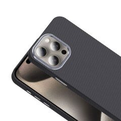 iPhone 15 Pro Max Kılıf Kablosuz Şarj Özellikli Karbon Fiber Görünümlü Gros Kapak