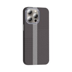 iPhone 15 Pro Max Kılıf Kablosuz Şarj Özellikli Karbon Fiber Görünümlü Gros Kapak