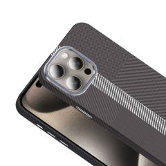 iPhone 15 Pro Kılıf Kablosuz Şarj Özellikli Karbon Fiber Görünümlü Gros Kapak