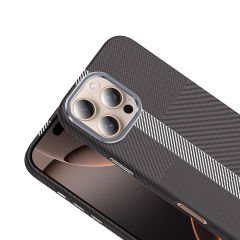 iPhone 16 Pro Max Kılıf Kablosuz Şarj Özellikli Karbon Fiber Görünümlü Gros Kapak