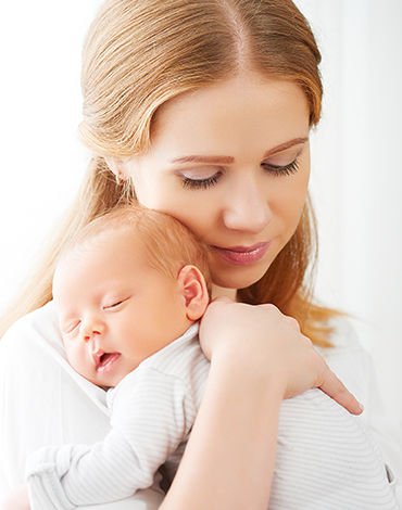 Bebekler uykuya dalarken desteğe ihtiyaç duyabilirler, peki sallayarak uyutmak doğru bir yöntem mi?