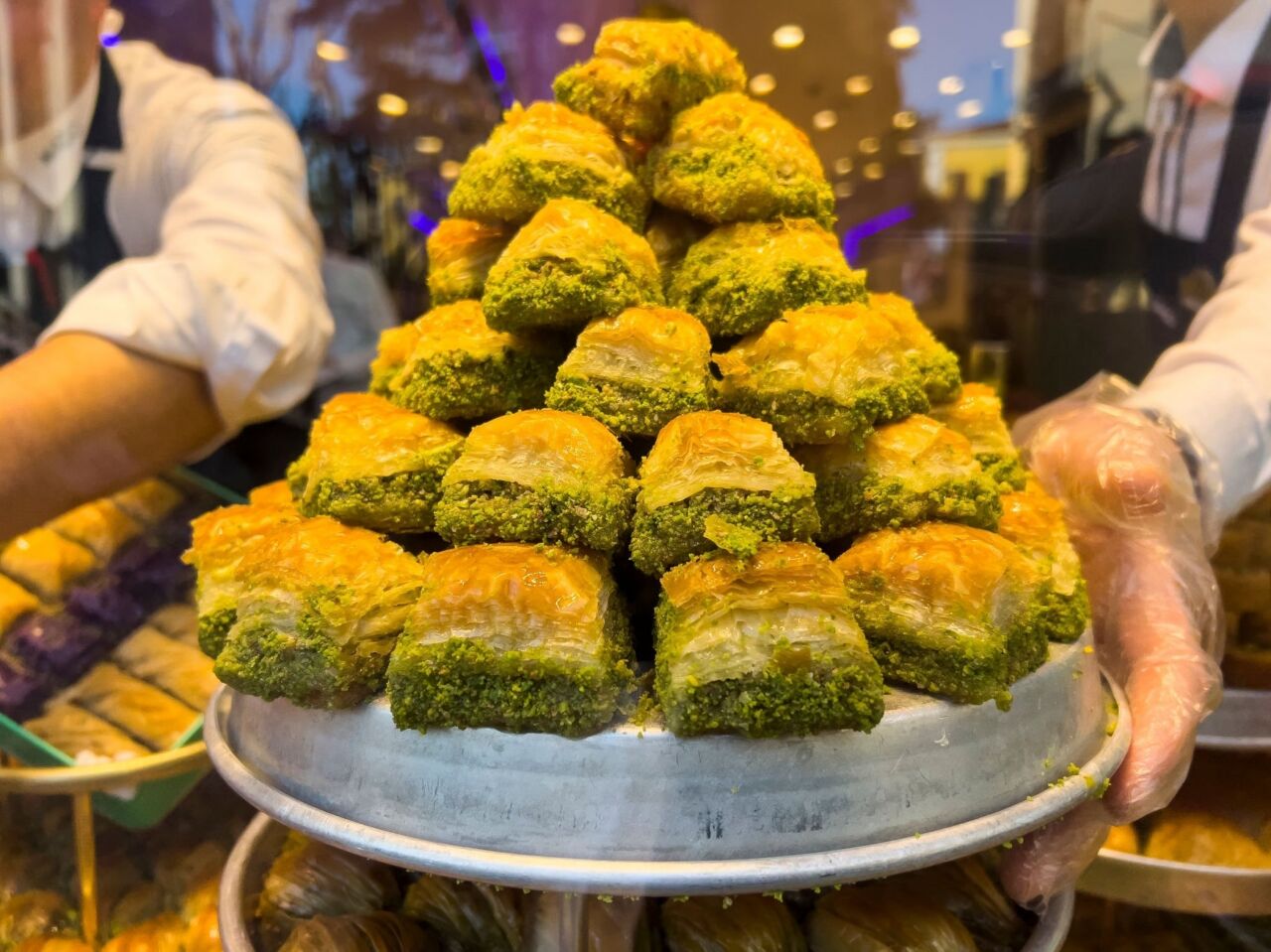 Baklava Mı Sütlü Nuriye Mi?