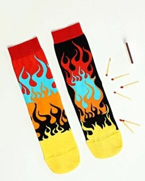 Farklı Tekli Çorap Renkli Alev Desenli