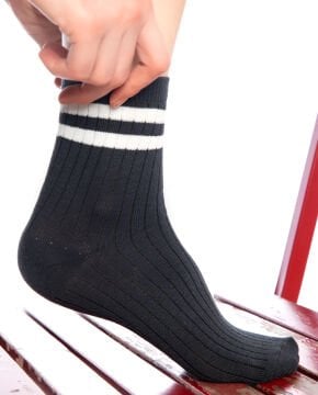 Larisa Antrasit Renk Beyaz Çizgili Soket Çorap