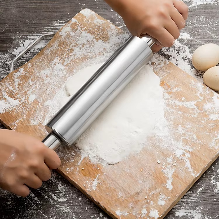 Paslanmaz Çelik Merdane – Ergonomik Döner Saplı Hamur Açma Rulosu Gümüş