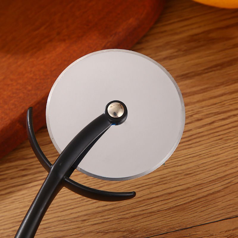 Paslanmaz Çelik Pizza Kesici – Ergonomik Saplı Pratik Döner Bıçak Aparatı