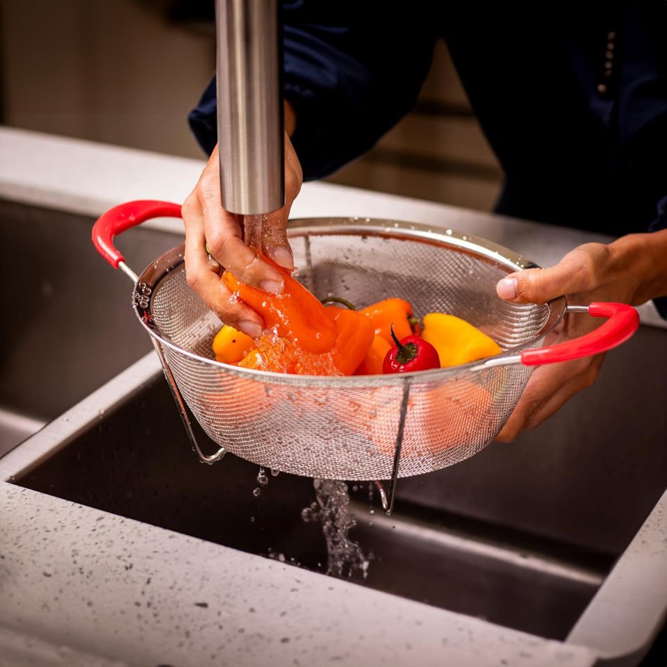 Paslanmaz Çelik Ayaklı Süzgeç 25 cm – Saplı Sebze Meyve Yıkama ve Süzme Eleği