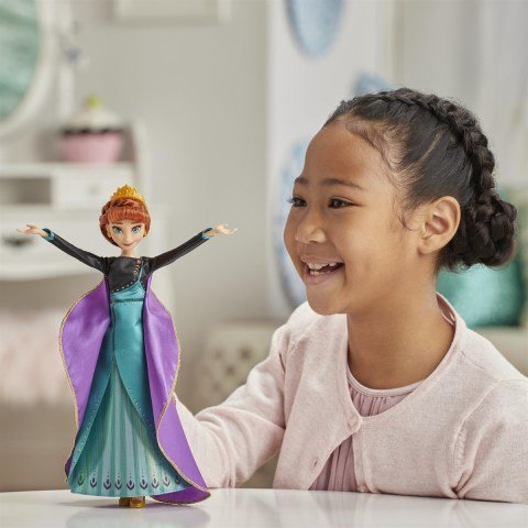 Hasbro Disney Frozen 2 Şarkı Söyleyen Kraliçe Anna E8881