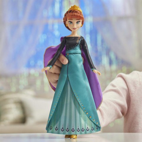 Hasbro Disney Frozen 2 Şarkı Söyleyen Kraliçe Anna E8881