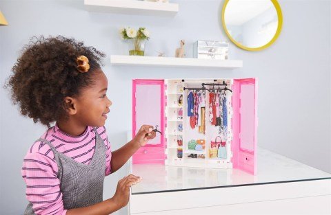 Mattel Barbie'nin Pembe Gardırobu GBK11
