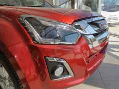 ISUZU D-MAX 2018+ FAR ÇERÇEVESİ KAPLAMA SİYAH SİNYAL ÇİZGİLİ