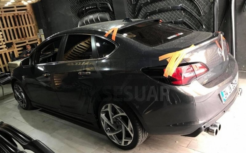 OPEL ASTRA J SEDAN Cam Üstü Spoiler Boyalı