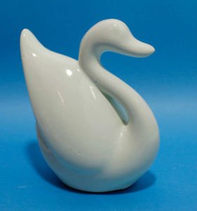 DEKORATİF SERAMİK KUĞU MASA SÜS EŞYASI BİBLO