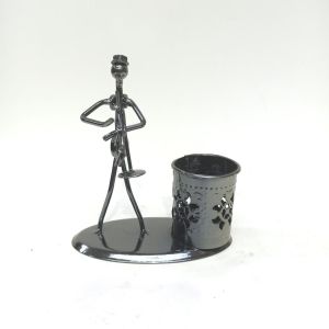 Dekoratif Müzik Aleti Çalan Adam Metal Kalemlik Masa Süsü Biblo 13 cm x 12 cm