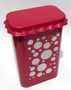 2,5 L Kapasiteli Desenli Silikon Kapaklı Plastik Kabı 24x15x8cm  Kaliteli Plastikten Üretilmiştir