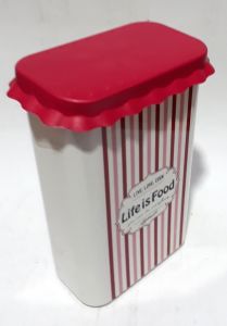 2,5 L Kapasiteli Desenli Silikon Kapaklı Plastik Kabı 24x15x8cm  Kaliteli Plastikten Üretilmiştir