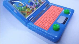AKVARYUM İÇERSİNDE HALKA GEÇİRME OYUNU 2 TUŞLU BASMALI LAPTOP MODEL SULU EKRAN NOSTALJİK HALKA OYUNU