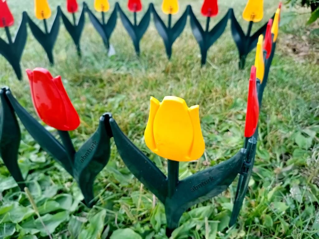 340cm Sarı Kırmızı Renklerde Lale Çiçekli Bahçe Çiti Kaliteli Plastikten 80x30cm Eklenebilir 4 Panel