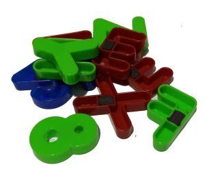 Çocukların Eğlenebileceği Küçük Boy Manyetik Yazı Tahtası 36x31cm 41 Parça Eğlenceli Harfli Tahta