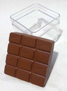 Çikolata Desenli Kapağı Olan 9x9x8,5cm Ebatlarında Saklama Kabı  Kaliteli Plastikten Üretilmiştir