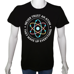 Unisex T-shirt Siyah 'Bilim Kulübü / Asla Bir Atoma Güvenme' Baskılı