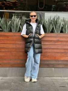Siyah kapüşonlu şişme yelek