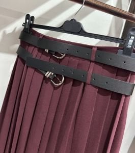 Kemer detaylı pileli etek bordo