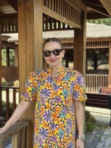 Sarı çok renkli hakim yaka elbise