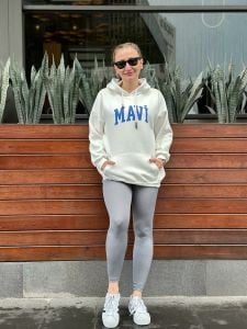 Beyaz-mavi şardonlu sweatshirt