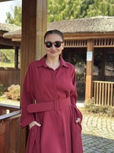 Kemerli tensel gömlek elbise bordo