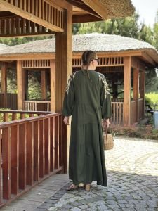 Nakışlı kat kat viskon elbise haki