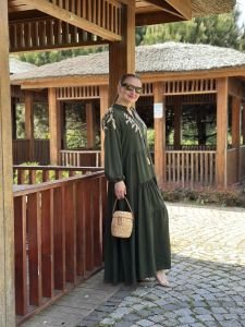 Nakışlı kat kat viskon elbise haki